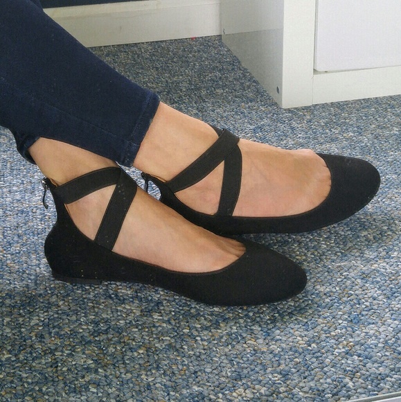 Shoes - LAST ONE! 👠HP NWT cross strap ballerina flats